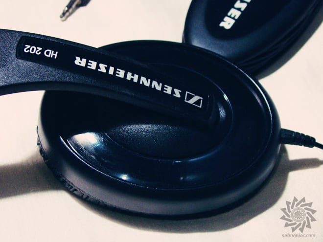 Sennheiser HD 202 II Earcup Back Closeup